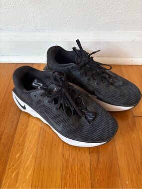 Nike Women’s Motiva’s Walking Shoes (Black / White) US 8
